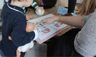 Photographie représentant des enfants en train d’utiliser un prototype de la console