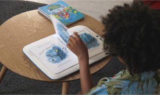 Photographie représentant un enfant en train d’utiliser un prototype de la console 