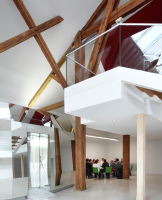 Photographie représentant une salle du Domolab vue de loin, dans laquelle on distingue un groupe de personnes réunies 