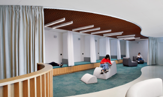 Photographie réalisée par Elodie Dupuis, représentant un espace de repos utilisé, avec un rideau ouvert ; durant les créneaux de repos, les lumières sont éteintes et le rideau occultant est fermé.