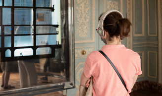 Photographie réalisée par S. Chalmeau, représentant deux visiteurs portant un casque, le confident, et visitant l’exposition