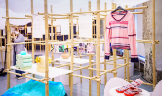 Photographie représentant l’exposition avec un zoom sur certains projets de vêtements