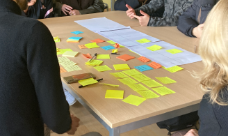 Photographie représentant un atelier de réflexion entre des élèves, des designers et des accompagnateurs