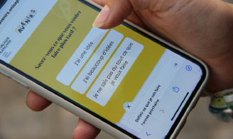 Photographie d'un smartphone dans une main, représentant l'utilisation de la fonctionnalité "guide" : l'utilisatrice est en train de faire un choix parmi trois choix possibles pour répondre à la question "Savez-vous ce que vous voulez faire plus tard ?".