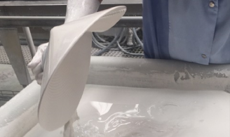 Une collaboratrice Pillivuyt est en train de façonner une assiette