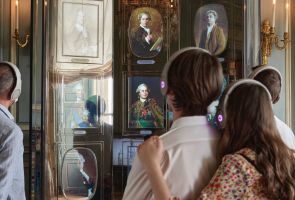 Photographie représentant l'équipe des Sismo, soit une vingtaine de personnes, dans une salle de l'agence