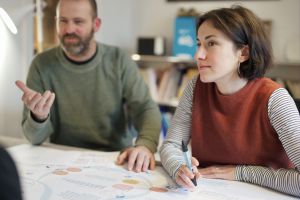 Designer travaillant en atelier